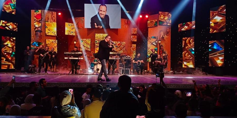 حضور خالد جلال وخالد عبدالجليل .. حفل هشام عباس كامل العدد على مسرح البالون - تواصل نيوز