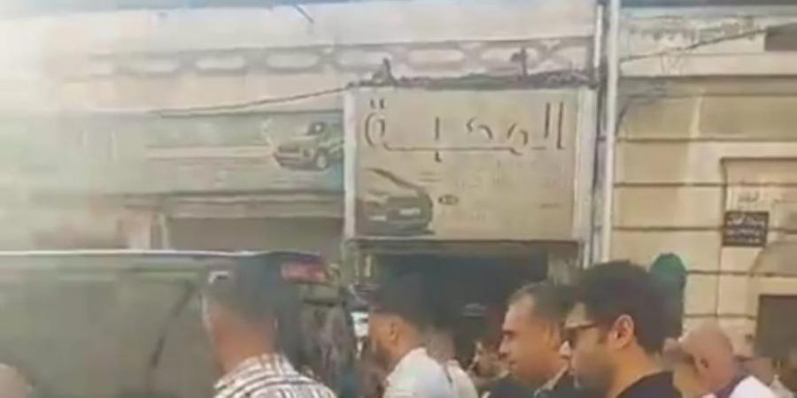تشييع جثمان ضحية عاصفة الإسكندرية إثر سقوط شرفة عقار عليه.. فيديو - تواصل نيوز
