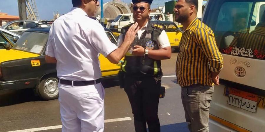 حملات لتحقيق الانضباط المروري بالإسكندرية والالتزام بتعريفةالركوب - تواصل نيوز