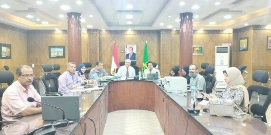 مدير تعليم القليوبية يتابع سير امتحانات الدبلومات الفنية من غرفة العمليات - تواصل نيوز
