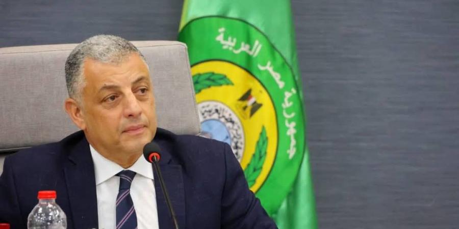 محافظ الإسماعيلية يطمئن على حجاج الجمعيات الأهلية   - تواصل نيوز