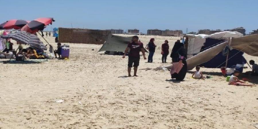 إزالة 20 خيمة مخالفة على شاطئ جمصة - تواصل نيوز