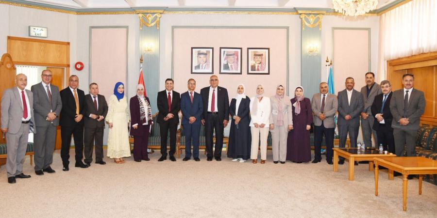 أسرة جامعة العلوم والتكنولوجيا تتبادل التهاني بمناسبة عيد الأضحى المبارك - تواصل نيوز