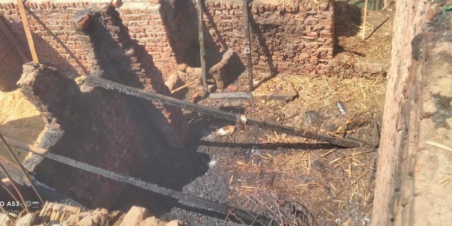 حريق مفاجئ يلتهم أسطح 3 منازل بقرية زرابي القارة وإصابة 5 باختناق بقنا - تواصل نيوز