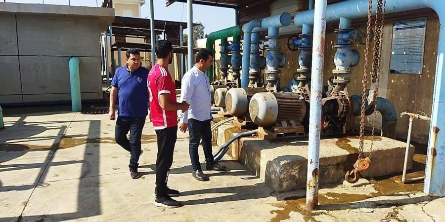 إصلاح كسر مفاجئ بخط المياه الرئيسي بقرية منية مسير كفر الشيخ - تواصل نيوز
