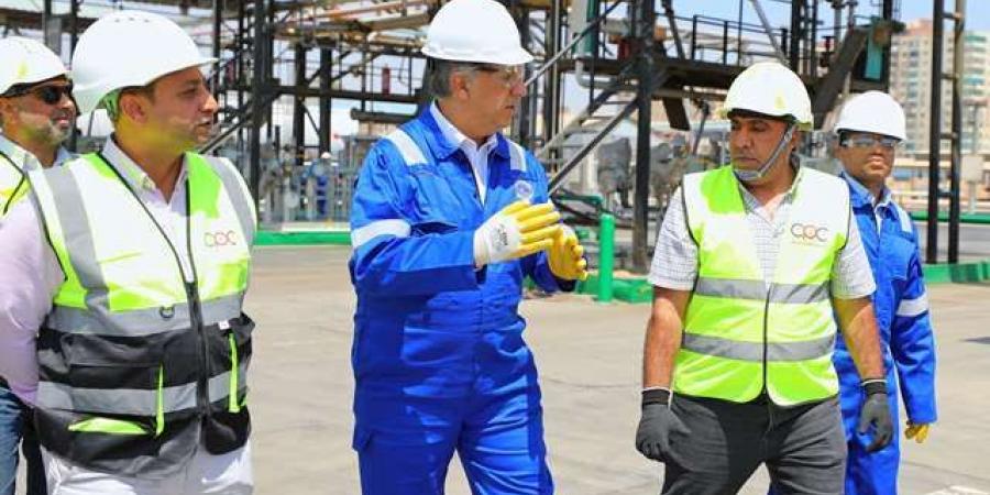وكيل وزارة البترول بتفقد سير العمل في منطقة مستودعات الهايكستب - تواصل نيوز
