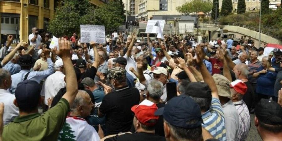 وقفة لحراك المؤهلين المتقاعدين في محيط السراي الحكومي للمطالبة بحقهم من المحروقات - تواصل نيوز