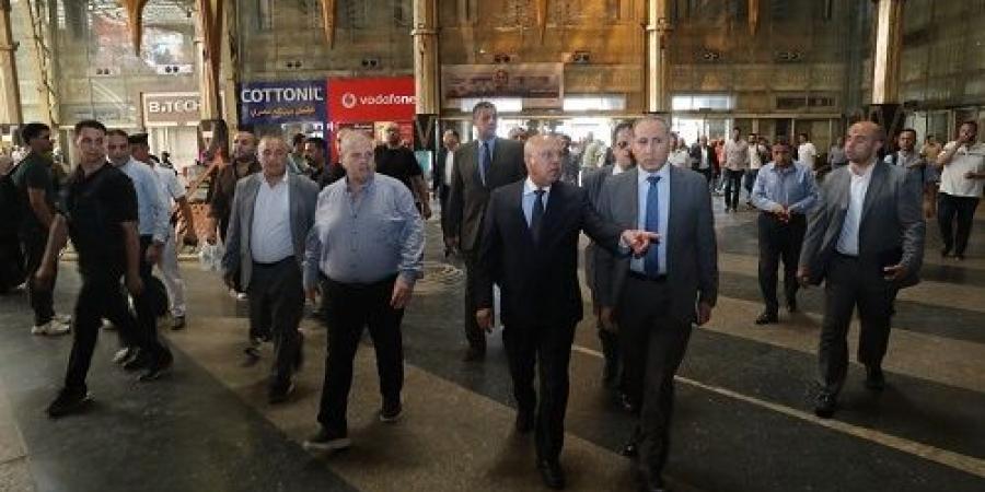 "الوزير "يتفقد محطة سكك حديد مصر برمسيس ويعقد اجتماعًا موسعًا - تواصل نيوز