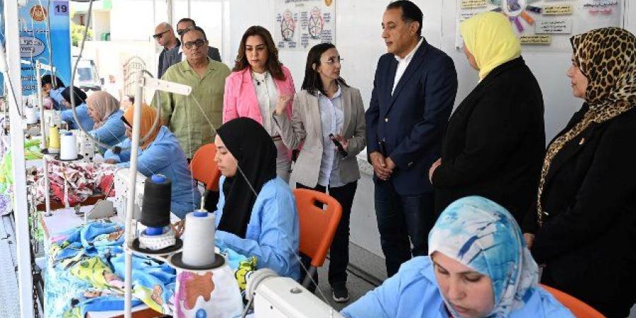 تواصل نيوز - رئيس الوزراء يتفقد قافلة خدمية "زاوية صقر" أبو المطامير - تواصل نيوز