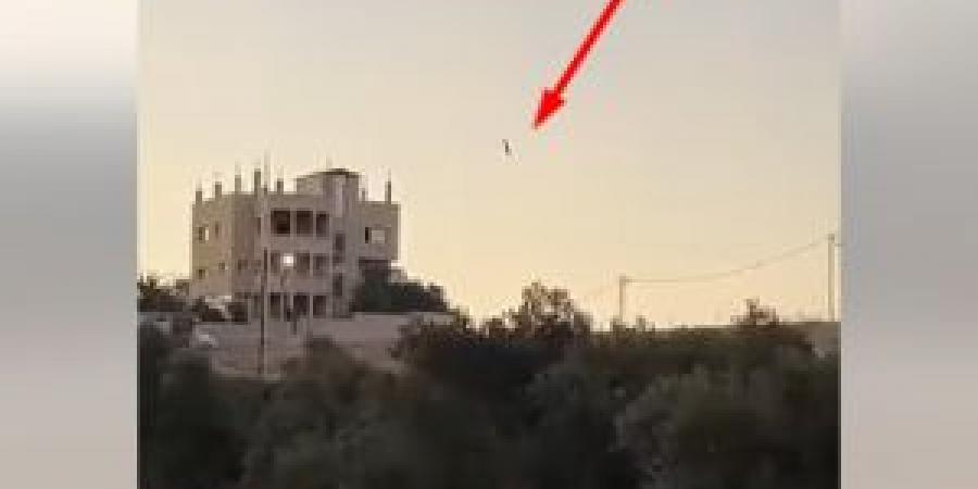 عاجل فيديو يوثق لحظة سقوط بقايا صاروخ بمنطقة مرو في إربد - تواصل نيوز