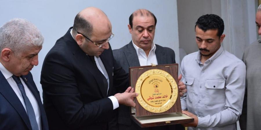 شاهد الان - وفد حماة الوطن يقدم واجب العزاء في وفاة شهيد الشهامة بالشرقية - تواصل نيوز