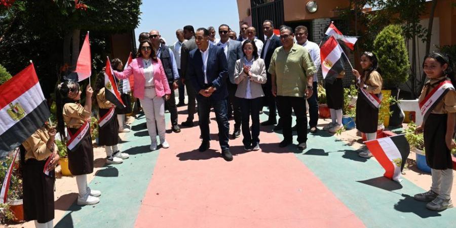 حصريا - رئيس الوزراء يتفقد مدرسة رزق درويش الابتدائية بزاوية صقر الطلاب: البرنامج الصيفي مهم جدا لصقل المهارات - تواصل نيوز