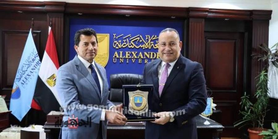 عاجل وحصرى - رئيس جامعة الاسكندرية يستقبل وزير الشباب والرياضة  - تواصل نيوز