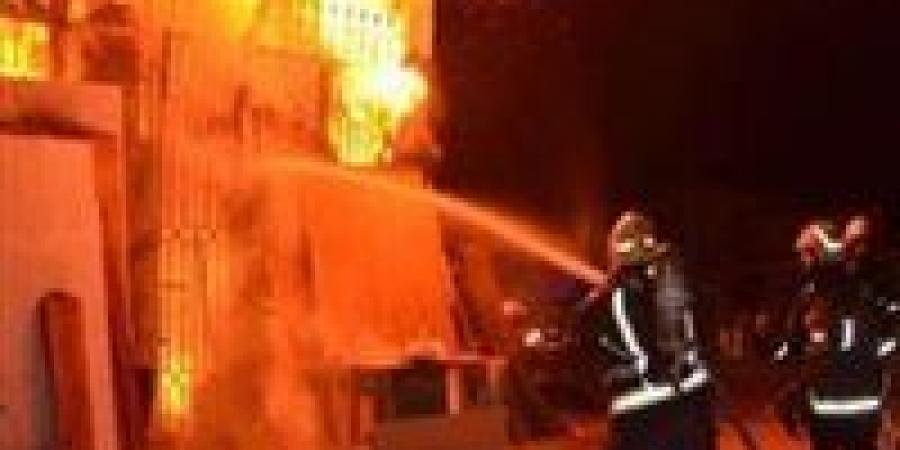 شاهد الان - قفلوا عليه الباب.. شاب يشعل النيران في منزل والديه بالمنيا - تواصل نيوز