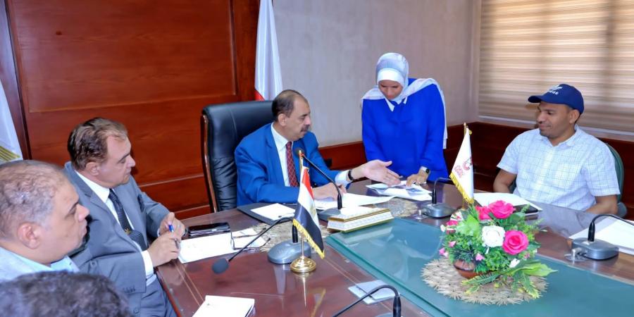 عاجل وحصرى - محافظ سوهاج يعقد اجتماعًا لوضع خطط تشغيل الأسواق الحضرية الجديدة - تواصل نيوز