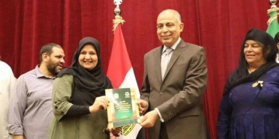 شاهد الان - محافظ المنيا يسلم 328 عقد تقنين أراضي لتعزيز الاستقرار العمراني وتخفيف الأعباء عن المواطنين - تواصل نيوز