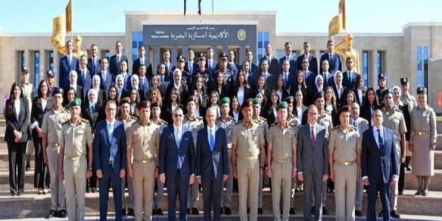 عاجل وحصرى - الأكاديمية العسكرية المصرية تنظم مراسم تخريج الدورة التدريبية رقم (8) - تواصل نيوز