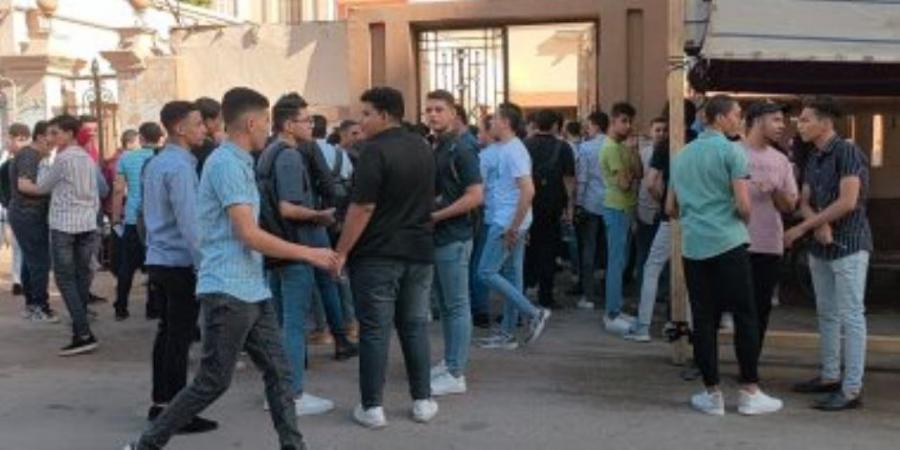 حصريا - طلاب الثانوية العامة يبدأون امتحان الدين وتشديد على منع الغش - تواصل نيوز