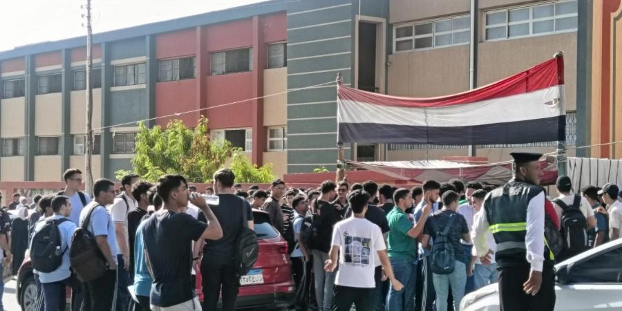 شاهد الان - انطلاق امتحانات الثانوية العامة بالإسماعيلية.. الطلاب يؤدون التربية الدينية والوطنية وسط استعدادات مشددة - تواصل نيوز