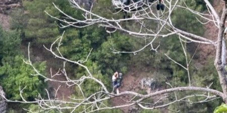 حصري فقط على تواصل نيوز - الجيش: إنقاذ شخص بعد تعثره وسقوطه في وادي قنوبين- بشري أثناء ممارسته الرياضة - تواصل نيوز