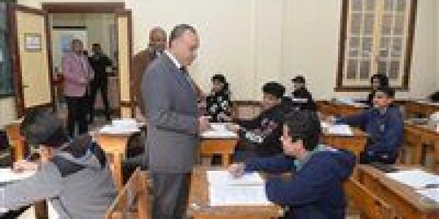 شاهد الان - محافظ أسيوط يتفقد لجان الثانوية العامة في أول أيام الامتحانات - تواصل نيوز