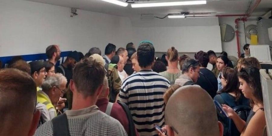 حصري فقط على تواصل نيوز - الجيش الإسرائيلي: إصدار تعليمات للسكان شمال البلاد ووسطها بالبقاء قرب المناطق المحمية - تواصل نيوز
