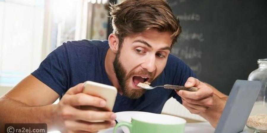 حصري فقط على تواصل نيوز - انتبه.. استخدام الهاتف على المائدة قد يسبب هذا المرض الخطير - تواصل نيوز