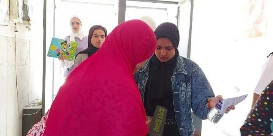 شاهد الان - بدء إجراءات تفتيش طلاب الثانوية العامة قبل دخول اللجان الامتحانية - تواصل نيوز