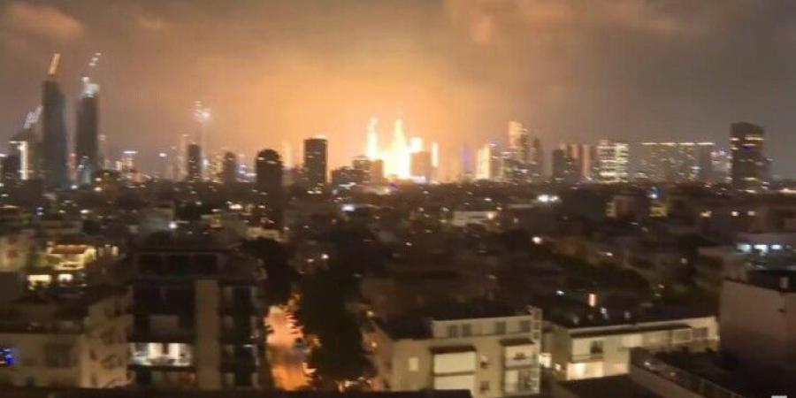 حصري فقط على تواصل نيوز - هيئة البث الاسرائيلية: انهيار مبنى في تل أبيب ومخاوف على حياة مفقودين في حيفا جراء القصف الإيراني - تواصل نيوز