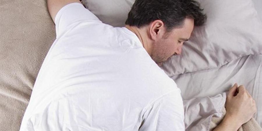 عاجل وحصرى - النوم على البطن .. هل يؤذي العمود الفقري والرقبة؟ - تواصل نيوز