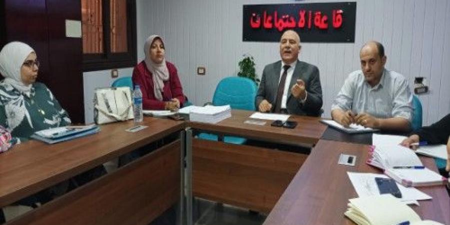 عاجل وحصرى - وكيل وزارة الصحة بالقليوبية يناقش آلية تنفيذ حملة "طرق الأبواب" - تواصل نيوز