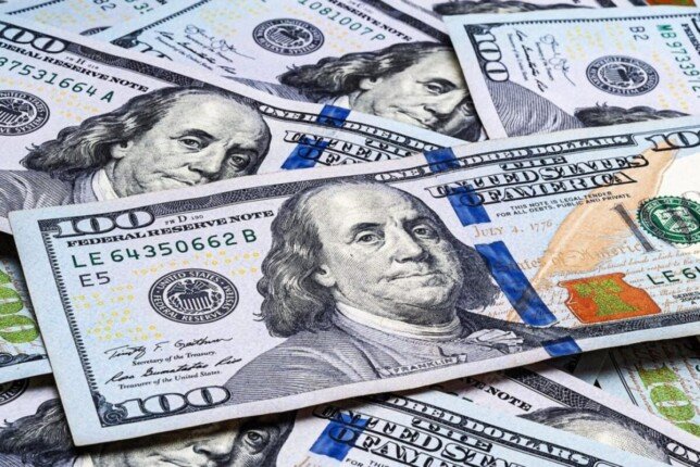 ارتفاع سعر الدولار مقابل الجنيه إلى فوق 55 جنيهًا في منتصف التعاملات