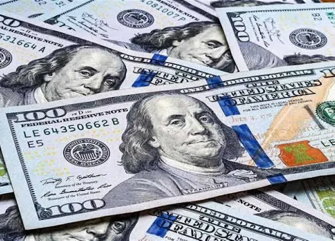 الدولار يتخطى 56 جنيها في مصر وسط ضغوط جيوسياسية ومخاوف من اتساع عجز الموازنة