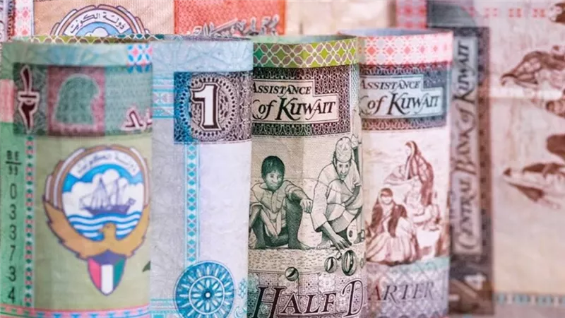 تراجع سعر الدينار الكويتي مقابل الجنيه في البنك المركزي مساء اليوم