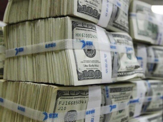 تراجع وتيرة تخارج الأجانب من أدوات الدين واستقرار سعر الدولار مقابل الجنيه فوق 56 جنيهًا