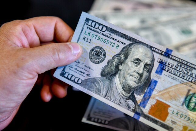 خبير يوضح أثر الأموال الساخنة وارتفاع أسعار الطاقة في تخطي الدولار 55 جنيهًا