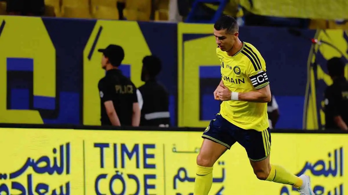 رونالدو يتفاعل بشكل غير متوقع بعد مفاجأة مشجع بشال النصر السعودي – فيديو حصري