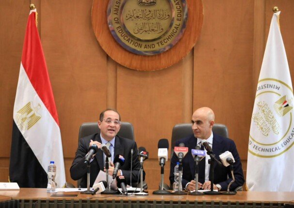 عاجل الحكومة تبدأ تنفيذ خطة تحسين أجور المدرسين برواتب تصل إلى 15 ألف جنيه عام 2030