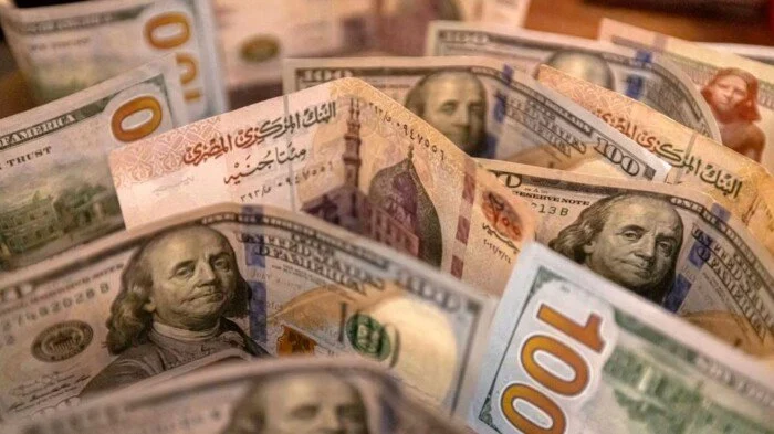 على حافة الـ 56 جنيها لماذا يستمر سعر الدولار في الارتفاع أمام الجنيه المصري وتأثيره على الاقتصاد