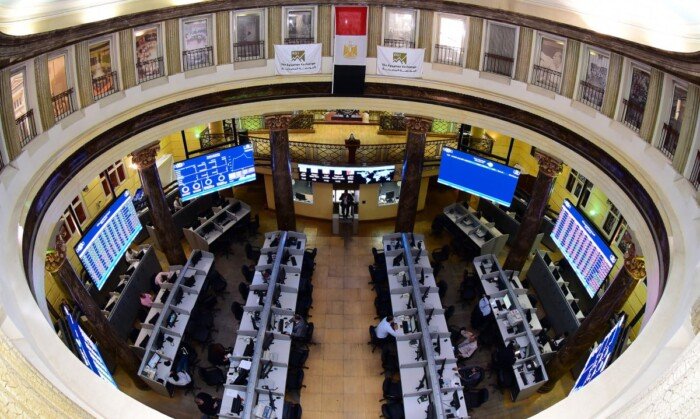 مؤشرات البورصة المصرية تواصل الهبوط عند منتصف التعاملات وسط تراجع في الأداء سوق الأسهم