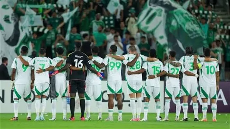 موعد مباراة الأهلي السعودي مع الخليج في الدوري للموسم 2026-2027 والترددات الناقلة