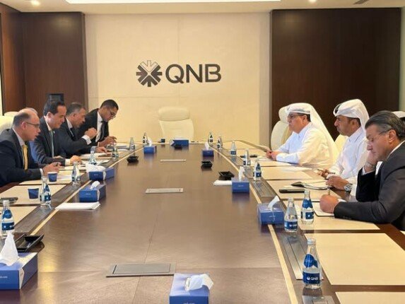 وزير الاستثمار يبحث مع رئيس مجموعة QNB تعزيز الترويج للطروحات الحكومية وتنمية الاستثمارات الوطنية